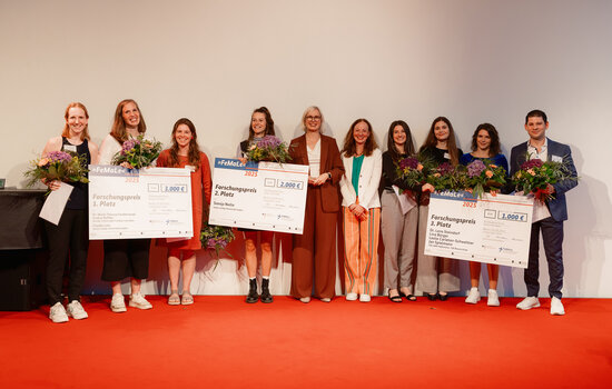 Preisträgerinnen und Preisträger des FeMaLe-Forschungspreises mit der Staatsministerin für Sport und Ehrenamt Dr. Christiane Schenderlein und BISp-Direktorin Andrea Schumacher (Foto: BISp/ Patrice Marker) Preisträgerinnen und Preisträger des FeMaLe-Forschungspreises mit der Staatsministerin für Sport und Ehrenamt Dr. Christiane Schenderlein und BISp-Direktorin Andrea Schumacher (Foto: BISp/ Patrice Marker)